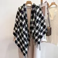 Elegante sciarpa a quadri bianchi e neri con frange sopra un cappotto invernale beige - Griglia-Nero Bianco