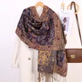 Sciarpa jacquard paisley viola scuro da donna con nappe drappeggiata su cappotto bianco - Blu navy