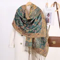 Sciarpa vintage verde scuro con jacquard paisley, motivi dorati e nappe decorative - Verde Postale