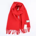 Leuchtend roter Wollmischschal mit Fransen-Quasten, flach gefaltet abgebildet - Rot / 185