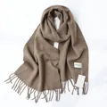 Klassischer kaffeebrauner Wollschal mit eleganten Fransen für Wärme im Herbst und Winter - Flachskaki / 185