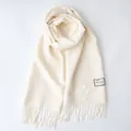 Klassischer cremefarbener Schal aus Wollmischung mit weichen Fransen und warmer Textur - Milchweiß / 185