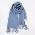 Klassischer hellblauer Wollmischschal für Damen und Herren mit modischen Fransen - Denim-Blau / 185