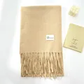 Elegante sciarpa in maglia beige effetto cashmere con frange ed etichetta tessuta - cammello chiaro