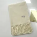 Sciarpa in maglia bianco crema con lunghe frange ed etichetta decorativa Home Hope - Bianco Latte