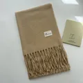 Sciarpa color cammello in finto cashmere con frange e logo sorridente su sfondo bianco - Cammello