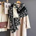Sciarpa effetto cashmere con motivo a cuore e frange su cappotto beige - 185x65cm / Cuore Scozzese Nero