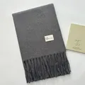 Sciarpa grigio medio effetto cashmere con frange ed etichetta tessuta minimalista - Grigio scuro