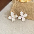 Orecchini a fiore con ago in argento, petali rosa e piccola perla centrale - 41# Orecchini a Bottone a Fiore Perlato Rosa Bianco con Cornice Argento e Perla