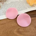 Eleganti orecchini a fiore rosa con finitura occhio di gatto e design raffinato - 63# Orecchini a Bottone Rotondi a Trama Modellata a Mano Minimalista Rosa