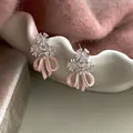 Orecchini a perno in argento con fiori occhio di gatto e fiocco in smalto rosa - 69# Orecchini a Bottone con Grappolo di Fiori in Zircone Argento e Fiocco Rosa
