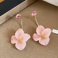 Orecchini a fiore di opale rosa con perno in cristallo e dettagli in oro lucido - 40# Orecchini a Bottone in Cristallo Rosa con Pendente a Fiore Tridimensionale a Quattro Petali