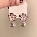 Eleganti orecchini a fiore in argento con petali rosa e pendenti di perle bianche - 51# Orecchini a Fiore a Cinque Petali Rosa con Perla a Goccia d'Acqua Bianca