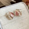Orecchini quadrati marmorizzati rosa e bianchi con bordi argentati ondulati - 50# Orecchini a Bottone Quadrati Ondulati con Cornice Argento e Motivo Marmo Rosa Bianco