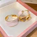 Orecchini a cerchio rosa e oro con design ondulato in una scatola di velluto - 55# Fibbia per Orecchio Ondulata Larga in Smalto Rosa Chiaro su Base Oro