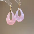 Orecchini a goccia rosa con cerchi ovali dorati e finitura in resina effetto marmo - 79# Orecchini a Goccia d'Acqua con Motivo Sabbie Mobili Rosa e Anello Ovale Oro