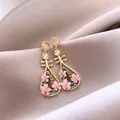 Orecchini Pipa con fiori rosa, pietra occhio di gatto e finitura dorata in stile cinese - 67# Orecchini in Smalto a Forma di Pipa Oro con Fiori Rosa e Nuvola di Buon Auspicio