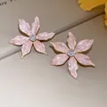 Eleganti orecchini a fiore in smalto rosa con zircone centrale e placcatura oro - 68# Orecchini a Fiore in Zircone e Smalto Ondulato Rosa con Cornice Oro