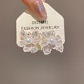 Orecchini a fiore rosa con perni in argento S925 e perla centrale bianca - 58# Orecchini a Bottone a Fiore in Perla con Pizzo Cavo Argento e Bordo Rosa