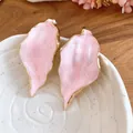 Orecchini a fiore in opale rosa con aghi d'argento e bordi placcati in oro in un piatto - 80# Orecchini a Bottone a Petalo in Resina con Motivo Marmo Rosa e Bordo Dorato