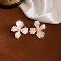 Orecchini a fiore con sfumatura rosa e bianca, glitter scintillanti e perle d'argento - 83# Orecchini a Bottone a Fiore a Tre Petali Sfumato Rosa Bianco con Stame Argento
