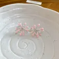 Orecchini a perno con fiori di opale rosa e strass su base argentata - 49# Orecchini a Bottone a Grappolo di Fiori in Strass Argento e Smalto Rosa