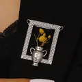 Nahaufnahme der Vintage Rahmenbrosche mit gelben Trockenblumen auf einem Sakko - Bilderrahmen-Vasen-Stil (2712) Nur Brosche (Ohne Blume) / Silber