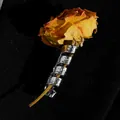 Detailaufnahme der silbernen Spiralbrosche mit eleganter Hammerschlag-Struktur - Spiral-Gehämmerter Stil (A-1466) Nur Brosche (Ohne Blume) / Silber