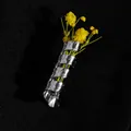Detailopname van zilveren spiraalbroche met gehamerde textuur en droogbloemen - Spiraal Gehamerd Stijl (Broche) (Zonder Bloem) (A-1466) / Zilver