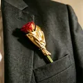 Eleganter goldener Blumenstrauß-Broschennadel für Anzüge mit kreativem Halterdesign - Geknitterter Cinch-Vasenstil / Gold