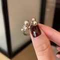 Elegante anello aperto in argento con perle champagne e zirconi sul dito - Regolabile / Oro Caffè Chiaro