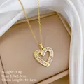 Macro-opname van gouden hartketting met zirkonia in een luxe sieradendoosje - Titanium Stalen Ketting + Koperen Hanger / Hart Baguette Zirkoon Ketting