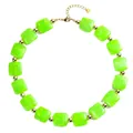 Dettaglio ravvicinato di collana con perle in resina verde neon e distanziatori - Perla Quadrata Stile Retrò (Stile-25)
