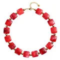 Primo piano di una collana con perle di resina quadrate marmorizzate rosse e dettagli oro - Motivo Marmo Stile Quadrato (Stile-27)
