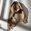 Bufanda de lana color camello para mujer con flecos suaves y efecto de luz elegante - Camel Arroz