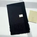 Sciarpa nera minimalista effetto cashmere con frange e piccola etichetta tessuta - Nero