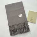 Sciarpa grigio scuro stile cashmere con lunghe nappe e un'etichetta bianca tessuta - Grigio Coda di Pesce