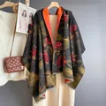 Elegante chal con capucha, estampado de rosas rojas y flecos en cachemira sintética - 185*65cm / Chal con Capucha y Rosas / Negro Rosa Roja