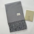 Sciarpa grigia minimalista in finto cashmere con frange ed etichetta tessuta, piana - Grigio chiaro