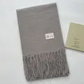 Sciarpa pashmina grigio medio a tinta unita con frange ed etichetta bianca - Color Gambero