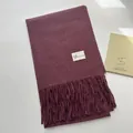 Sciarpa viola scuro simil-cashmere con lunghe frange e sobria etichetta in tessuto - Viola Scuro