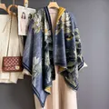 Detalle del chal con estampado de magnolia y flecos sobre un abrigo beige - Estilo Medio-Largo / Magnolia-Azul