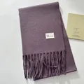 Elegante sciarpa viola lavanda con frange in finto cashmere e dettaglio dell'etichetta - Viola Notte
