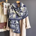 Dettaglio della sciarpa con motivo Toile de Jouy blu e crema e frange sulla bordura - Blu