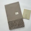 Sciarpa in stile cashmere beige avena con frange e etichetta logo minimalista - Marrone Chiaro