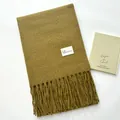 Sciarpa giallo senape con frange in finto cashmere e etichetta del marchio tessuta - Verde oliva