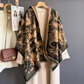 Dettaglio di scialle con motivo foresta e cervo con frange su sciarpa beige finto cashmere - Nero Cammello