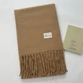 Sciarpa da donna color cammello in finta cashmere con frange morbide ed etichetta tessuta - Marrone