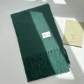 Sciarpa verde scuro effetto cashmere con dettagli di frange ed etichetta del marchio - Verde Pallido