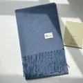 Sciarpa blu tipo cashmere con frange, etichetta tessuta e finitura testurizzata - Blu Alice